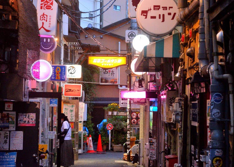 도쿄 신주쿠에 위치한 골든가이에는 가볼 만한 작은 레스토랑과 바가 가득합니다. (사진: 픽스타)