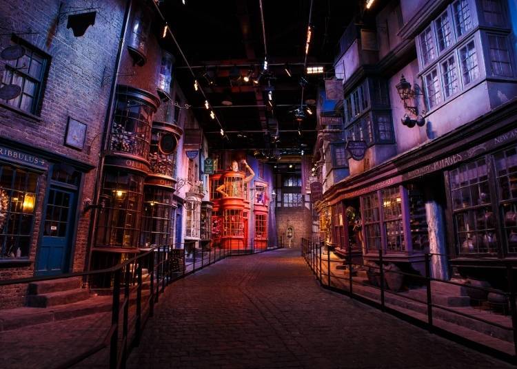 Diagon Alley('Wizarding World' 및 모든 관련 이름, 캐릭터 및 표시는 © Warner Bros. Entertainment Inc. – Wizarding World 출판권 © J.K. Rowling.Warner Bros. Studio Tour London – The Making of Harry Potter의 상표이다.)