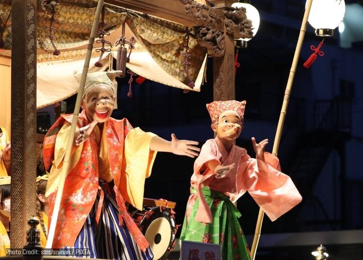 Performers at Okunitama Shrine. (Photo: PiXTA)