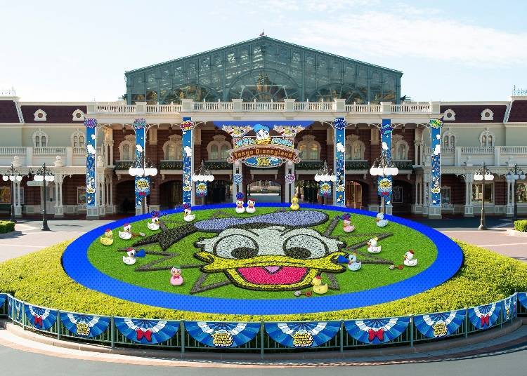 大門的唐老鴨花壇(C)Disney