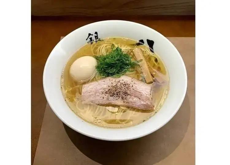 긴자 하치고: 아지타마(양념된 삶은 달걀) 추카 소바 1,250엔