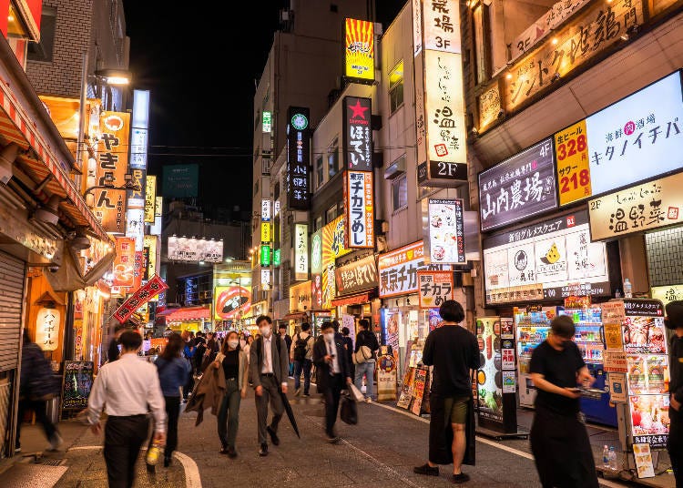 The busy streets of Nishi-Shinjuku West Exit remain lively even after nightfall. (Photo: PIXTA)