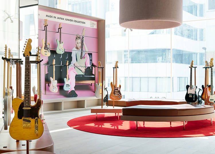 ＜2樓＞ 東京旗艦店2樓，主要展示美國製與日本製的流行電吉他、貝斯，以及種類繁多的音箱商品。此樓層還設有隔音間，顧客可以放心試用各款FENDER音箱，同時也可放大音量試彈自己喜歡的樂器。