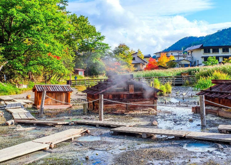 You can also stroll around the hot springs sources in the area around Yumoto Onsen (Photo: PIXTA)