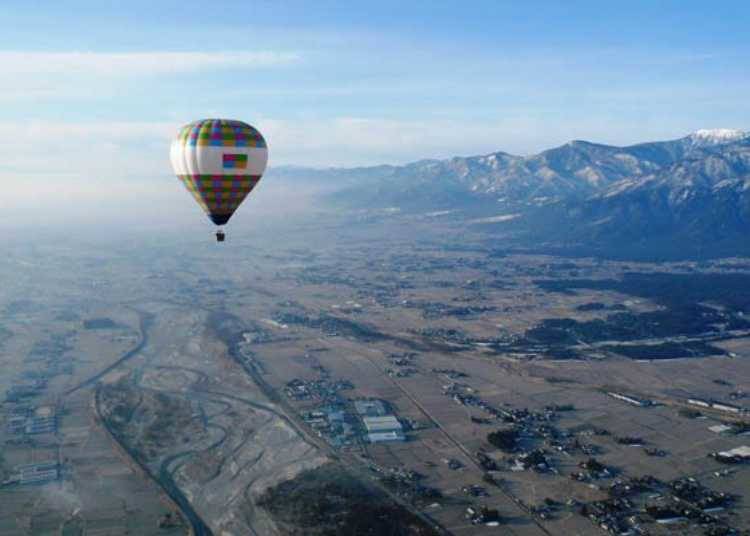▲Experience the feeling of flying like a bird during a 40–60 minute hot air balloon “free flight.”