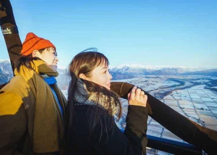 ▲Because the balloon moves with the wind, you barely feel any breeze during the flight. With no engine noise, it’s easy to chat with your companions while sharing this extraordinary experience.
