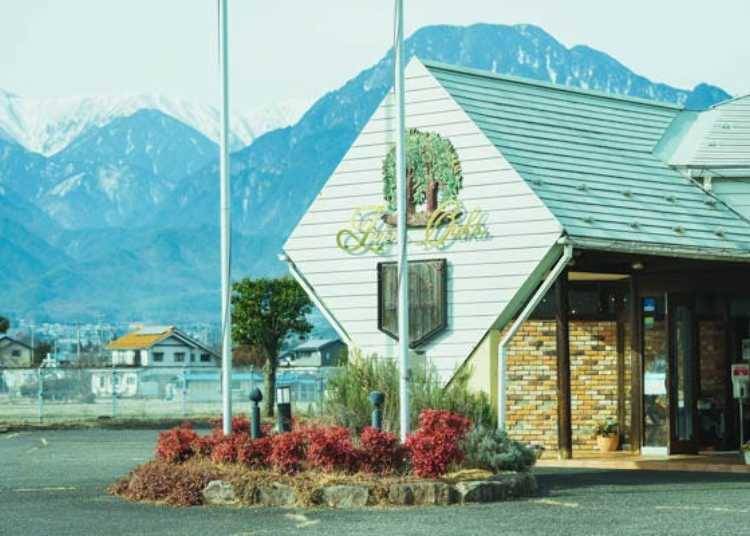 ▲True to its concept of “engaging the senses and enjoying Azumino’s rich nature and food,” the restaurant offers sweeping views of the Northern Alps right from the property.