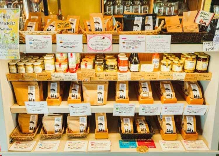 ▲Near the entrance, the shop corner offers house-roasted coffee and premium treats like Leonidas, the renowned Belgian chocolate brand favored by the royal family.