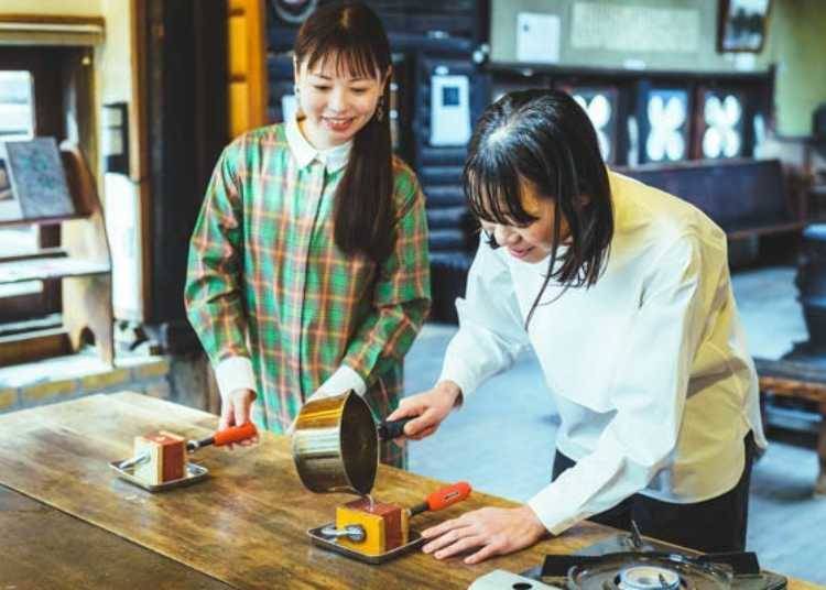 ▲Pouring melted tin into a mold is a rare, hands-on experience you won’t find just anywhere.