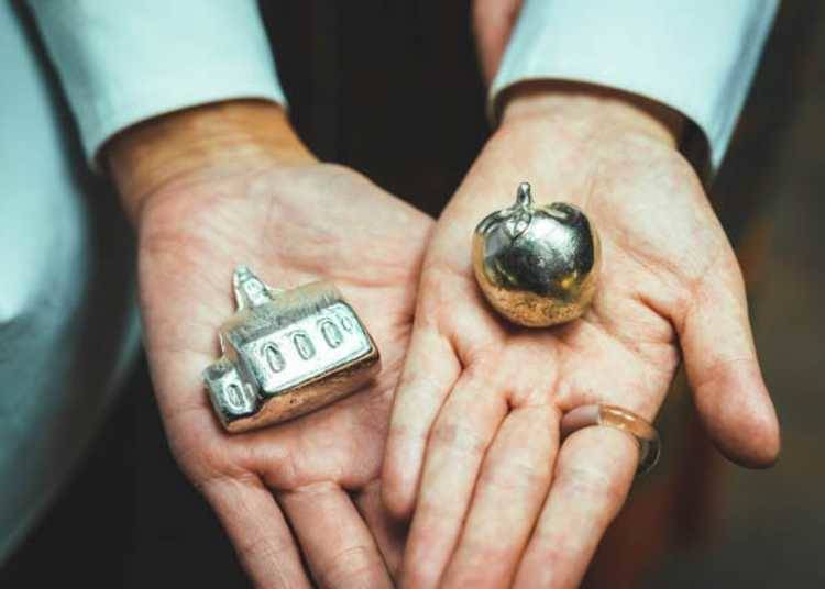 ▲Choose between two charming motifs—Rokuzankan or an apple—and craft your piece by melting tin in a pot and pouring it into a mold.
