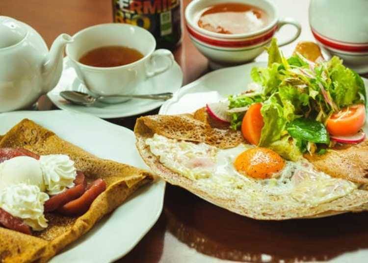 ▲Galettes—savory buckwheat crepes—are loved as both a light meal and a sweet treat. Popular choices include the “Mademoiselle Gourmande” (1,500 yen), topped with egg, ham, and cheese, and the “Galette Joie” (1,000 yen), served with seasonal compote, vanilla ice cream, and whipped cream. *All prices include tax.