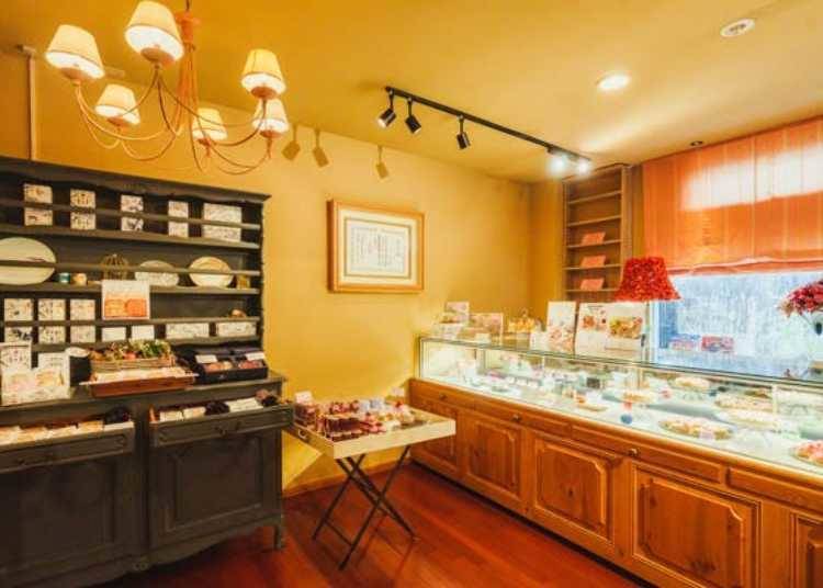 ▲These handmade Western-style confections are crafted with care using low-pesticide apples from contracted farms and domestically produced butter. Their vibrant colors and charming designs are sure to delight.