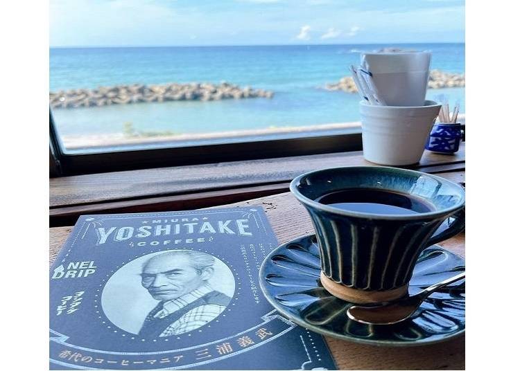 ▲ヨシタケコーヒーの歴史と共に味わう当時のコーヒー。マスターが色々とお話を教えてくれます。ヨシタケコーヒーは昔ながらの製法の為、時間が掛かるので前日までの要予約が必須です。
