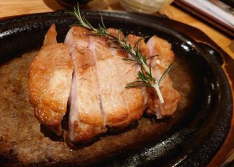 ▲熱々の鉄板で提供されるポークステーキ。硬くなりがちな豚がしっとりと柔らかく食べられます。衣がない分ダイレクトに豚の旨味を感じられます。トンカツとの食べ比べもオススメ。
