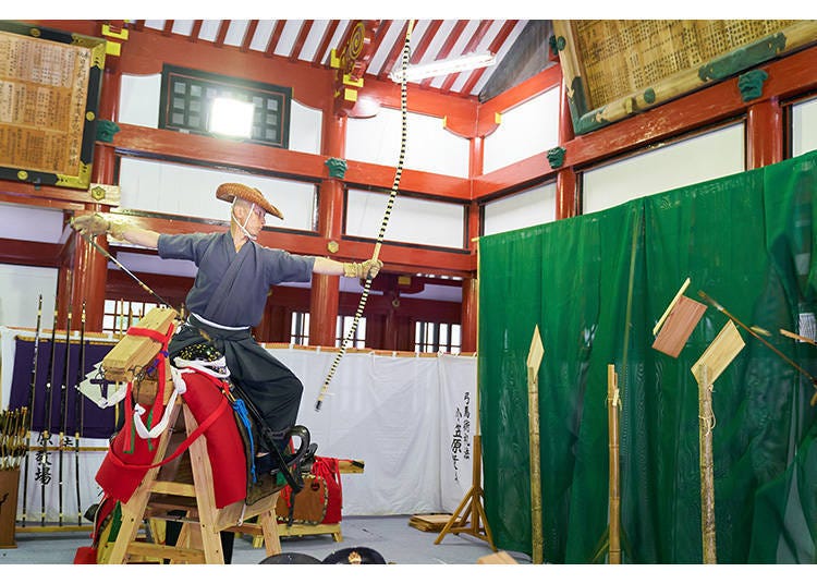 A seasoned Ogasawara-ryu practitioner shooting at wooden targets