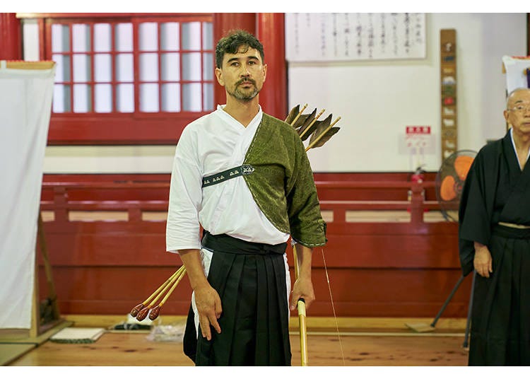 伝統的な弓道着を身に着ける小笠原流の練習生