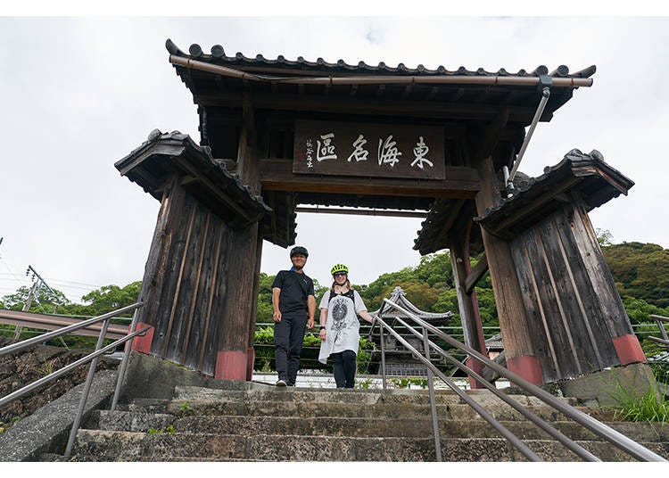 Gate of Seikenji Temple.