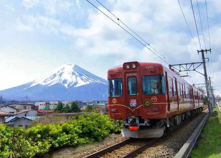 Mount Fuji Climbing Train on the Fujikyuko Line (Photo: Fujikyuko)