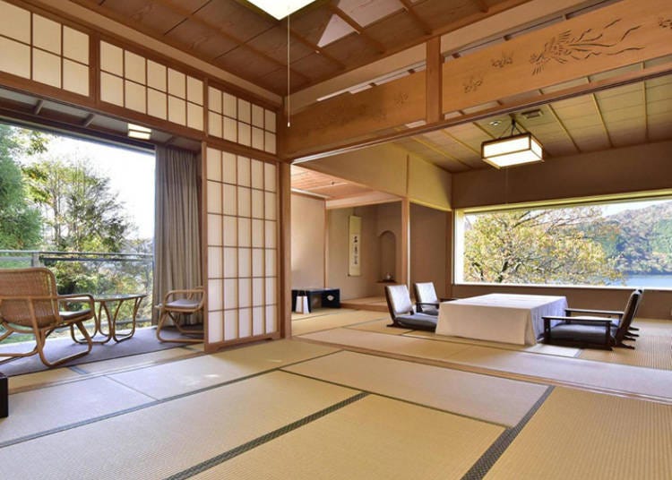 日式的室內溫泉浴室高級客房可欣賞富士山與湖景（圖片來源：Booking.com）
