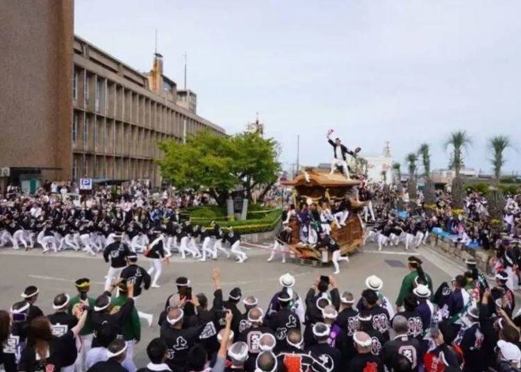 最大の見せ場は勇壮な引き回し「岸和田だんじり祭」（岸和田市）