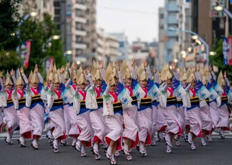 춤으로 관객들과 하나가 되는 ‘도쿄 고엔지 아와오도리’(고엔지)
