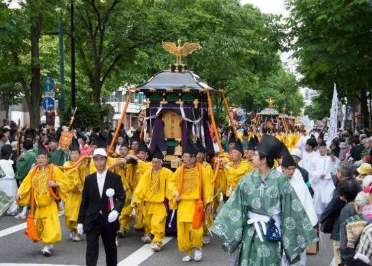 축제용 수레와 가마가 시내를 행진하는 ‘홋카이도 진구레이사이’(삿포로시)