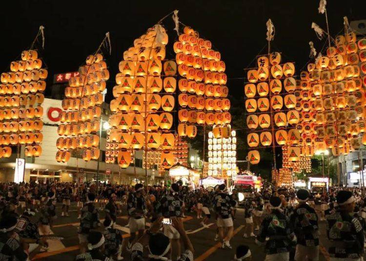 秋田市｜竿燈的亮光充滿整個會場「秋田竿燈祭」