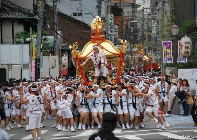 大阪市｜精彩絕倫的神輿遊行與煙火！日本三大祭典之一「天神祭」