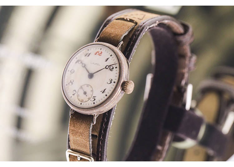 1913年発売の国産初の腕時計「ローレル」。当時では画期的な小型化に挑戦し、ダイヤルには琺瑯（ほうろう）が使われています。