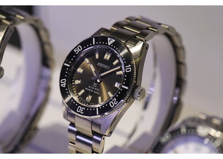 「PROSPEX Diver Scuba SBDC103」（自動上鍊（可手動上鍊）、200m防水潛水、159,500日圓）※Seiko Boutique獨家販售 1965年推出的首款日本產潛水錶的現代設計款。褐色錶盤帶來更為鮮明的當代印象，為Seiko Boutique獨家款。
