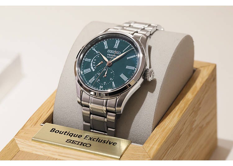「PRESAGE Craftsmanship Series SARW059」（自動上鍊（可手動上鍊）、10氣壓防水、165,000日圓）※Seiko Boutique獨家販售 會讓人聯想到綠林山澗等豐富大自然的特殊藍綠色琺瑯錶盤，也是只能在Seiko Boutique購得的熱門錶款。