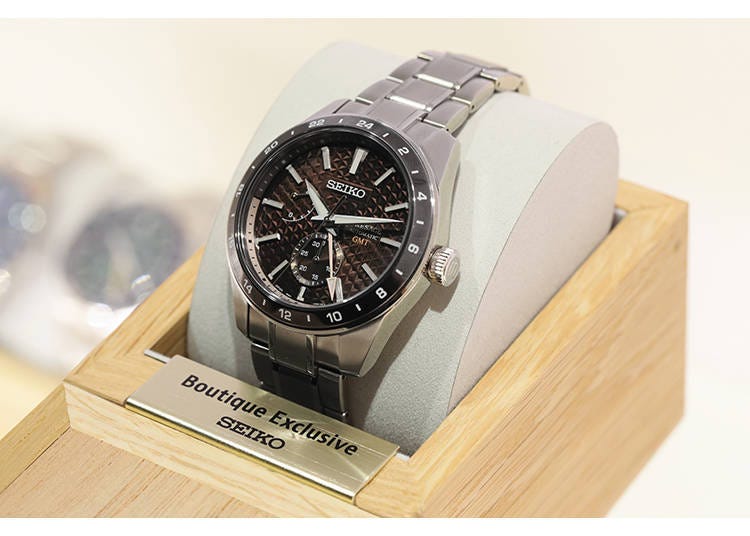 「PRESAGE Sharp Edged Series SARF009」（自動上鍊（可手動上鍊）、10氣壓防水、176,000日圓）※Seiko Boutique獨家販售 錶盤顏色採用的是「檜皮色」。這種由檜木樹皮染成的紅褐色，深邃而美麗，同樣也是只能在Seiko Boutique買到的熱門錶款。「PRESAGE」腕錶就像是可配戴的傳統工藝品。無論是哪一種系列錶款，都能深刻感受到日本匠心的自豪以及對傳統文化的珍視。