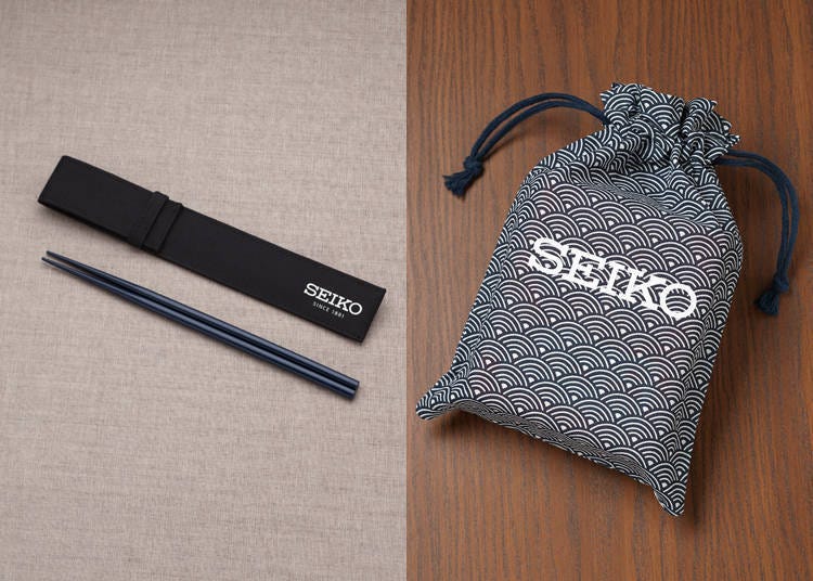(Left) SEIKO original chopsticks (with a chopstick bag) are available on a first-come, first-served basis with the purchase of applicable products. (Right) The Japanese-style drawstring bag with SEIKO logo is available on a first-come, first-served basis by displaying the LIVE JAPAN website. (*The "Japanese-style drawstring bag with SEIKO logo" is only available at four stores: Yodobashi Camera Akiba, Yodobashi Camera Umeda, BicCamera Yurakucho, and BicCamera Namba.)