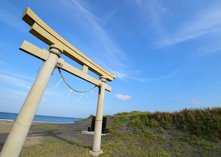 The torii gate of Tsurigasaki Beach, where festival ceremonies are held. It's an ideal spot for photos, with the Pacific Ocean stretching to the horizon behind the gate.