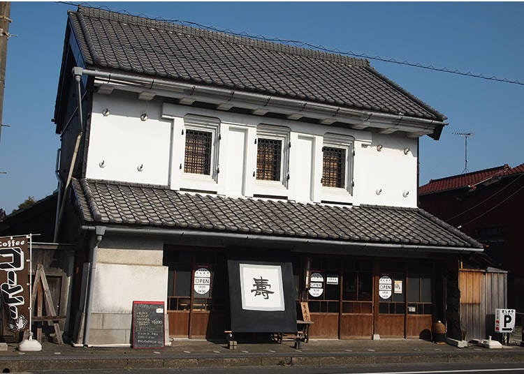 SUYAHONKE preserves the feeling of the Meiji period to this day. Normally, it operates as a cafe.