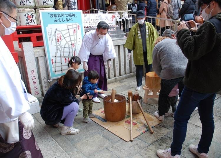 New Year Mochi-Pounding Event & Nanakusa-Gayu at Ohtori Shrine (Asakusa)