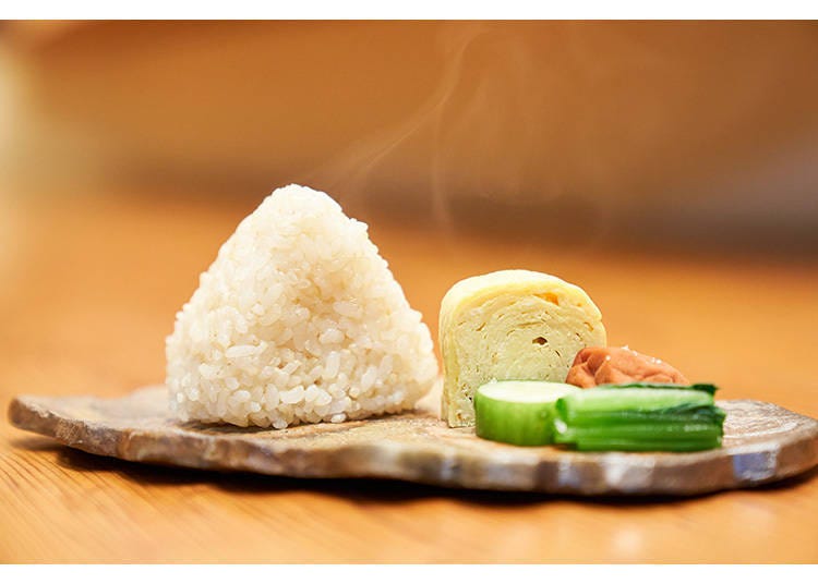 Salted rice balls made with freshly cooked rice. All dishes are examples of those served in the Bingosaryo course meal (22,000 yen).