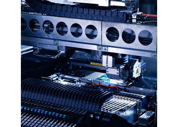 在「Yamagata CASIO」進行電路板製造，製程有晶片安裝和連接半導體的加工。