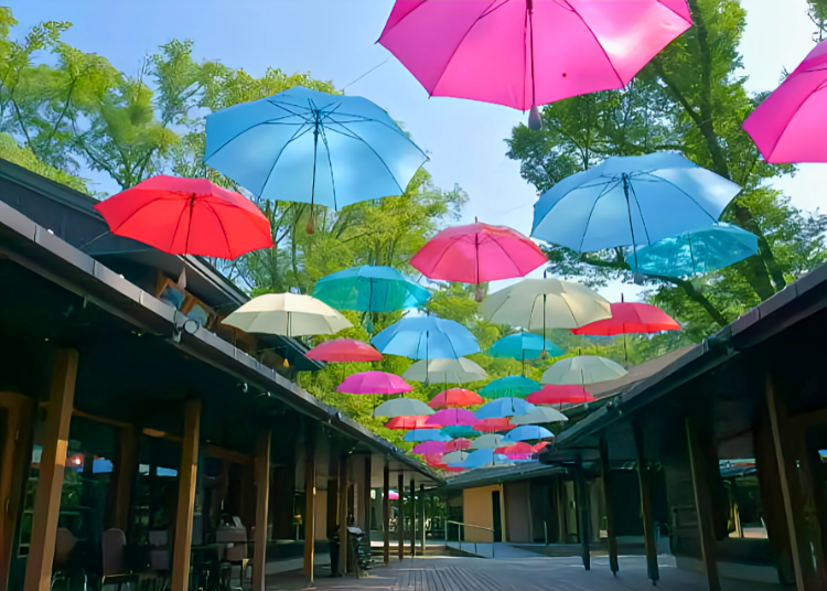 榆樹街小鎮期間限定的園區裝飾「輕井澤Umbrella Sky」｜照片取自PIXTA