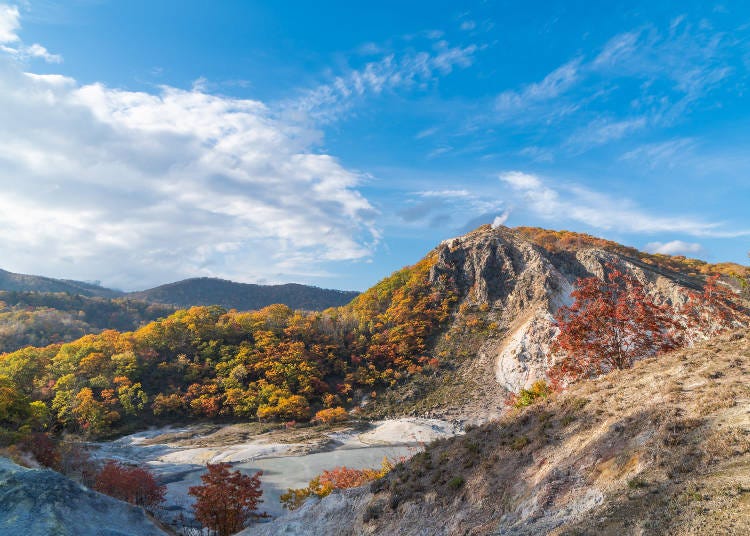 Enjoy stunning autumn colors in Noboribetsu in October. (Image: PIXTA)
