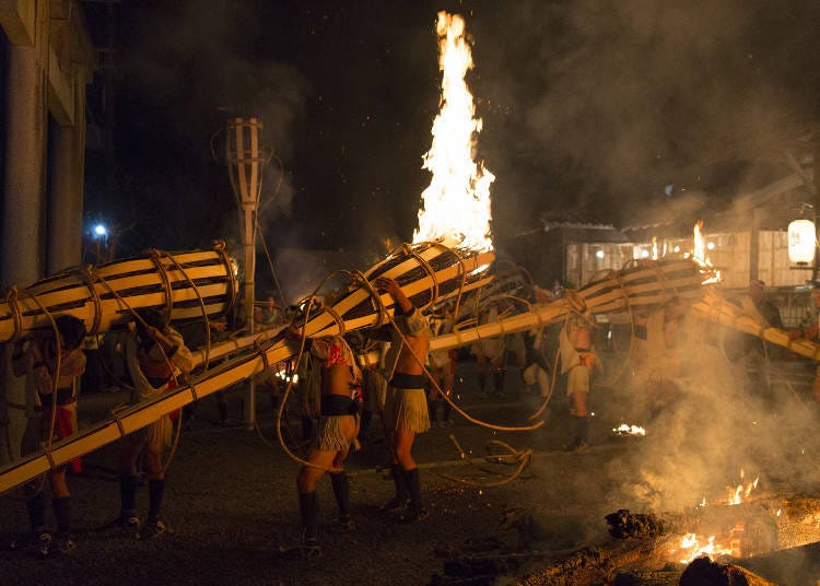 Pemandangan menakjubkan Festival Api Kurama boleh dinikmati pada bulan Oktober. (Imej: PIXTA)