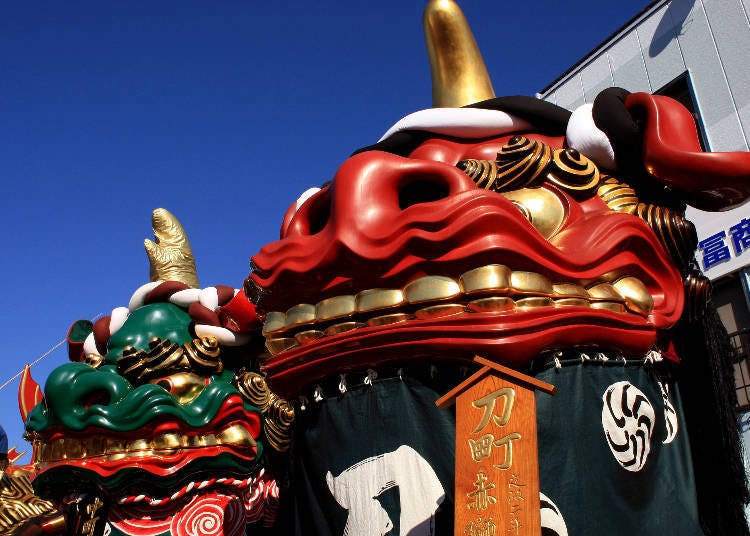 Kereta hias yang hebat diarak semasa Festival Karatsu Kunchi