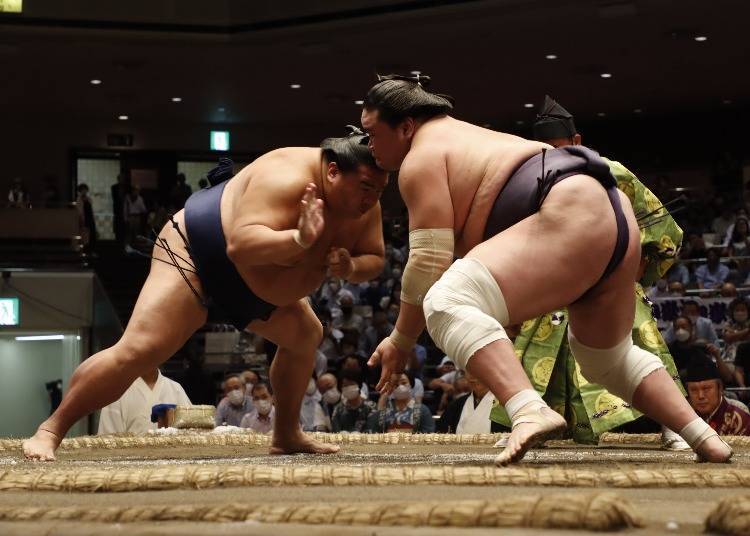 Saksikan pegulat sumo bertaraf teratas bertanding di Fukuoka pada November (Imej: Klook)