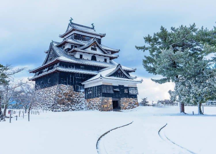 Matsue Castle is one of only 12 original feudal castles remaining in Japan. It can see snow from the end of December through early February. (Image: PIXTA)