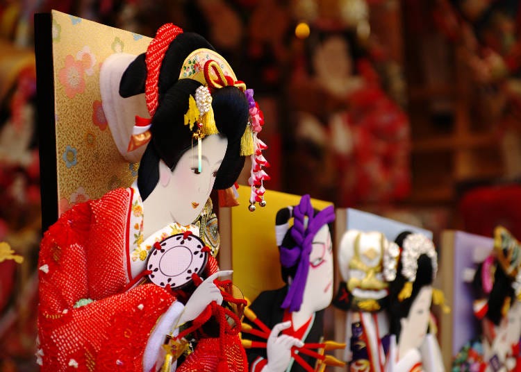 The traditional market of Hagoita Ichi is held at Tokyo’s Sensoji Temple in December each year (Image: PIXTA)