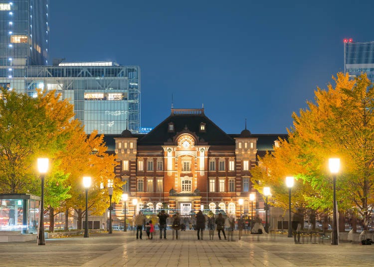 12月的日本大部分地區仍然可以看到秋天色彩（圖片為東京車站前），而在更北部的地區還可以欣賞到雪景（圖片來源：PIXTA）