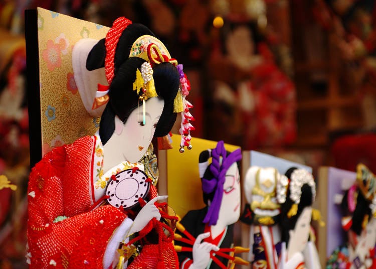 每年12月在東京淺草寺都會舉行的「羽子板市」。（圖片來源：PIXTA）