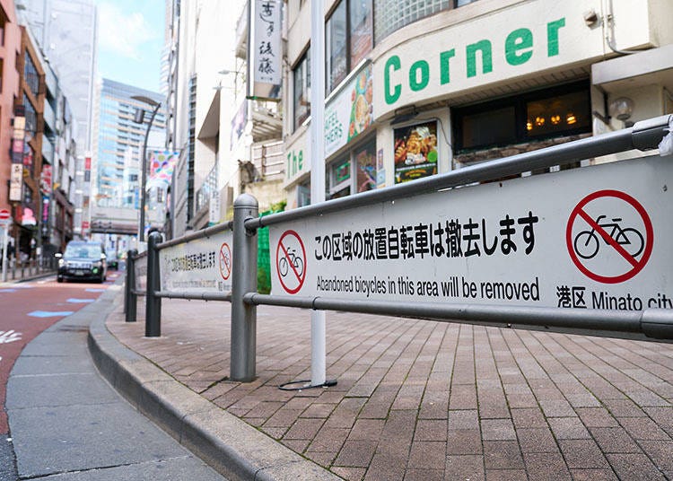 Signs to prevent parking bicycles on the street to keep traffic running smoothly and prevent crime.