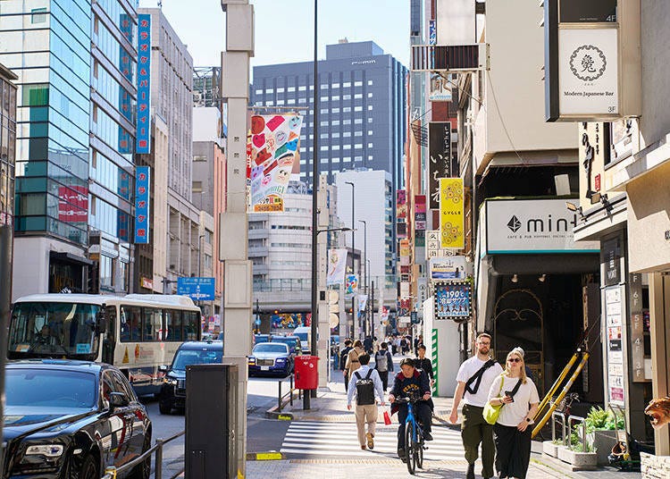 Streetscape of Roppongi 3-Chome, where people from all walks of life gather.