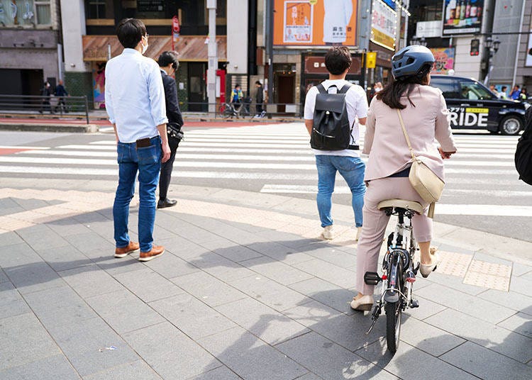 Cyclists are generally supposed to walk their bikes on the sidewalk in Roppongi, but many people are unaware of this rule.